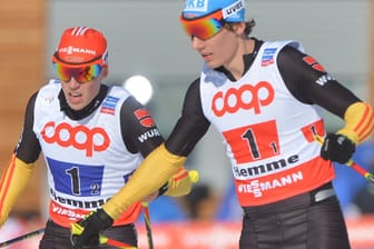 Pechvogel Tino Edelmann (re.) übergibt an Erik Frenzel.