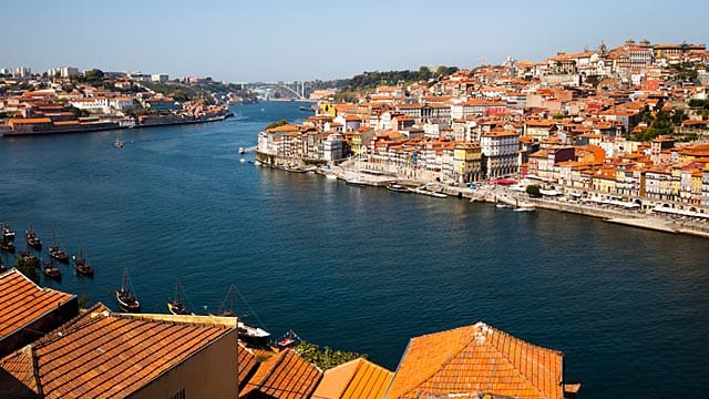 Porto liegt am Fluss Duoro, der ganz in der Nähe in den Atlantik mündet. Porto ist Heimat des Portweins und lockt mit tollen Cafés und Restaurants.
