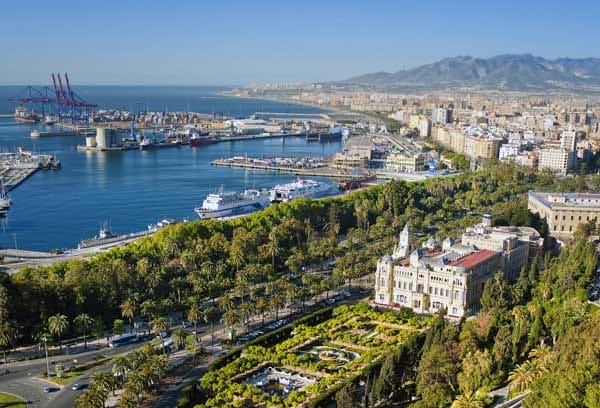 Mit einer halben Million Einwohner ist Málaga keine Kleinstadt, besitzt aber eine in besseren Zeiten vorbildlich restaurierte Altstadt mit schöner Fußgängerzone und eine herrliche Küste.