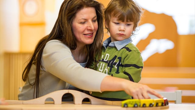 Kinderbetreuung: Die Familiengenossenschaft Rhein-Neckar leistet Pionierarbeit. In der Mannheimer Kindertagespflege "Schatzinsel" spielt Sozialpädagogin Katja Tobiasz mit dem kleinen Constantin.