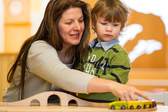 Kinderbetreuung: Die Familiengenossenschaft Rhein-Neckar leistet Pionierarbeit. In der Mannheimer Kindertagespflege "Schatzinsel" spielt Sozialpädagogin Katja Tobiasz mit dem kleinen Constantin.