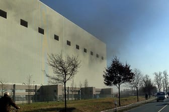 Rauch aus einer Dockhalle der Meyer Werft in Papenburg