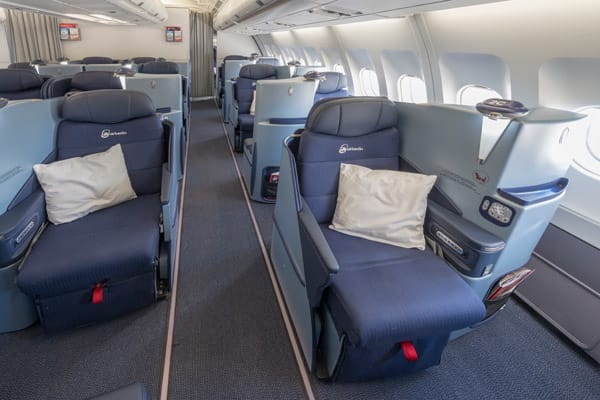 19 Sitze gibt es pro Flugzeug in der Business Class. Alle liegen am Gang, viele stehen für bessere Privatsphäre allein.