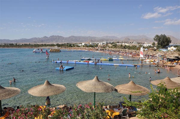 Sharm-El-Sheik, Naama Bay in Ägypten. Bei 22 bis 23 Grad lässt es sich fröhlich planschen.