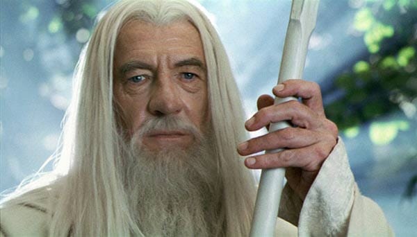 Er ist einer der beliebtesten Film-Zauberer und hat den Look der ihm folgenden Magier geprägt - Gandalf aus "Der Herr der Ringe". Ian McKellen verlieh der Figur in der Trilogie seinen Charme und wurde zum Inbegriff des Zauberers - langes Gewand, langer Bart und natürlich ein Stab.