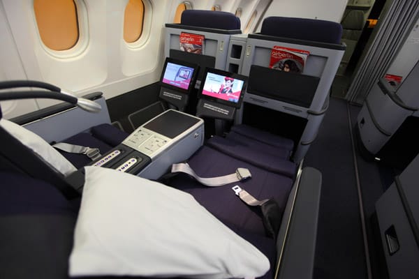 So sieht es in der alten Version der Business Class aus. Die Sitze können nicht ganz waagrecht gestellt werden, auch muss man auf manchen Plätzen sich am Nachbarn vorbei drängen.