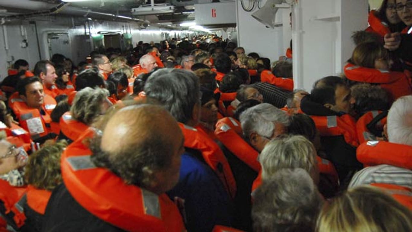Passagiere der "Costa Concordia" warten auf einen Platz im Rettungsboot.