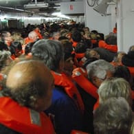 Passagiere der "Costa Concordia" warten auf einen Platz im Rettungsboot.