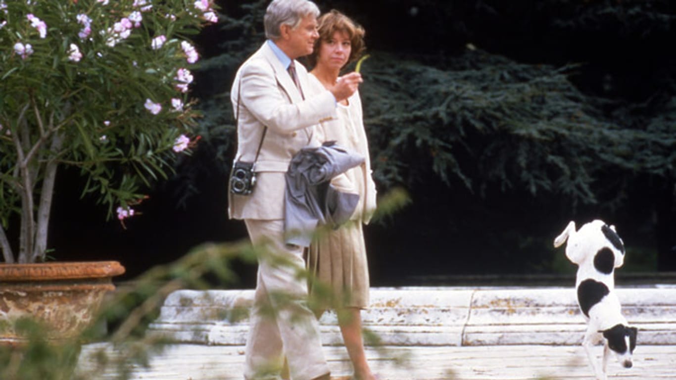 Die Schauspieler Evelyn Hamann und Vicco von Bülow in einer Szene der Komödie "Ödipussi" (Aufnahme von Dezember 1987).