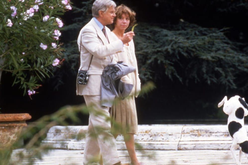 Die Schauspieler Evelyn Hamann und Vicco von Bülow in einer Szene der Komödie "Ödipussi" (Aufnahme von Dezember 1987).