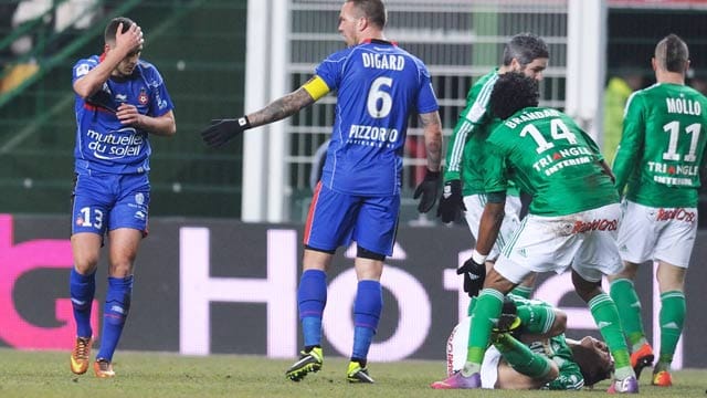 Entsetzen bei Valentin Eysseric (links) nach seinem Foul an Jeremy Clement (am Boden). Entsetzen bei Valentin Eysseric (links) nach seinem Foul an Jeremy Clement (am Boden).