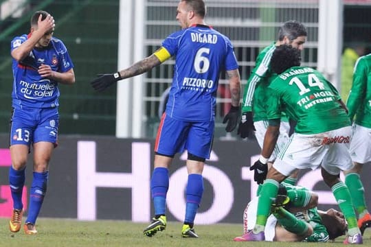 Entsetzen bei Valentin Eysseric (links) nach seinem Foul an Jeremy Clement (am Boden).