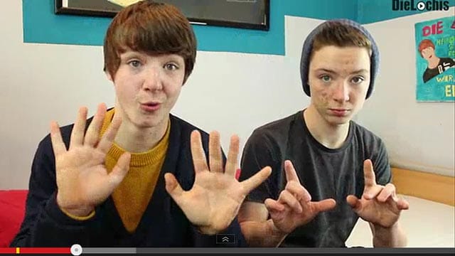 Die Lochis in Aktion. Mit ihren Song-Parodien und Teenie-Comedy sind die Zwillinge Roman (links) und Heiko Lochmann aus Riedstadt Youtube-Stars geworden.