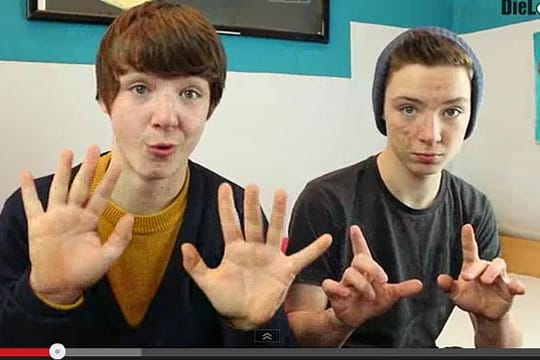 Die Lochis in Aktion. Mit ihren Song-Parodien und Teenie-Comedy sind die Zwillinge Roman (links) und Heiko Lochmann aus Riedstadt Youtube-Stars geworden.