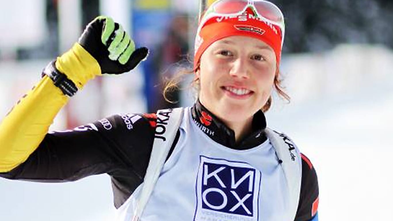 Laura Dahlmeier läuft die Damen-Staffel in Sotschi zum Sieg.