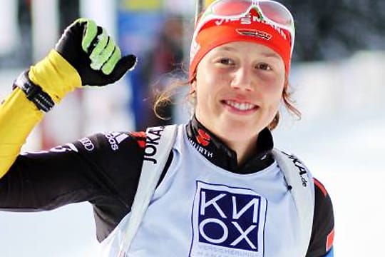 Laura Dahlmeier läuft die Damen-Staffel in Sotschi zum Sieg.