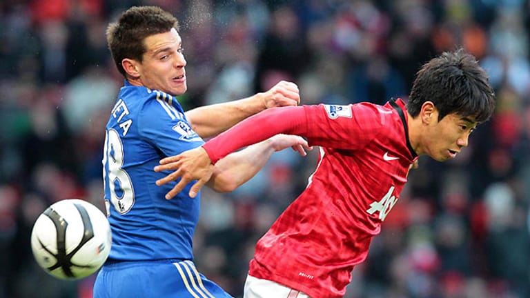 Shinji Kagawa (re.) und Manchester United müssen gegen Chelsea ins Wiederholungsspiel.