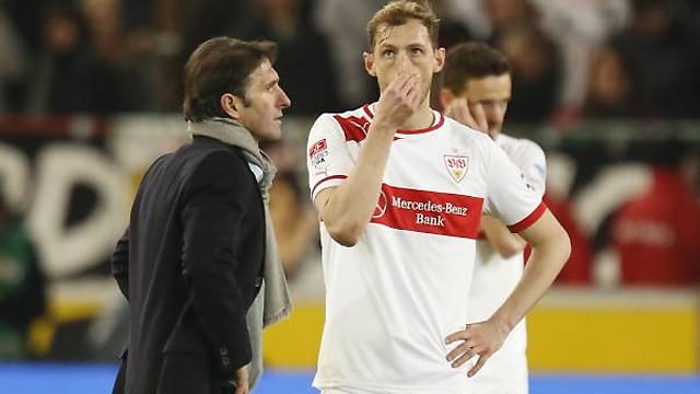 Für Bruno Labbadia (li.) und die Spieler des VfB Stuttgart wird es ungemütlich. Für Bruno Labbadia (li.) und die Spieler des VfB Stuttgart wird es ungemütlich.