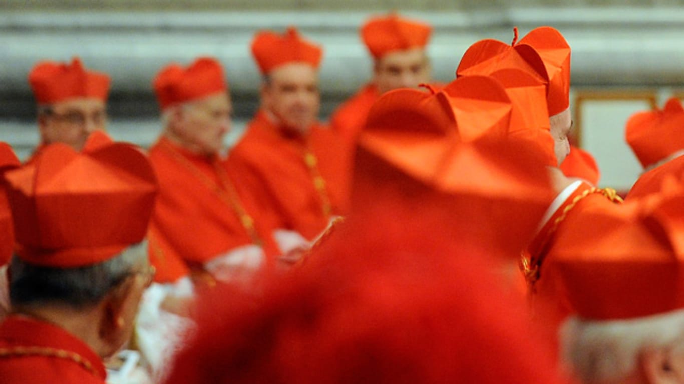 Kardinäle stecken beim Konklave die Köpfe zusammen