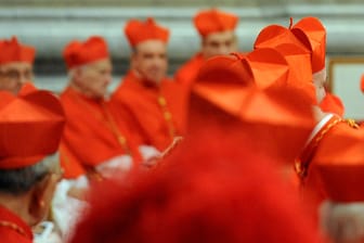 Kardinäle stecken beim Konklave die Köpfe zusammen