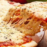 Pizza: Die Extraportion Käse macht die Pizza zu einer echten Kalorienbombe.