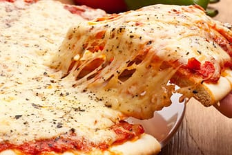 Pizza: Die Extraportion Käse macht die Pizza zu einer echten Kalorienbombe.