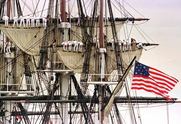 Legendär ist ihr Sieg gegen die "HMS Guerriere" von 1812. Die Kugeln der britischen Fregatte sollen am Rumpf des US-Seglers abgeprallt sein. Das brachte dem Schiff seinen Spitznamen "Old Ironsides" ein.