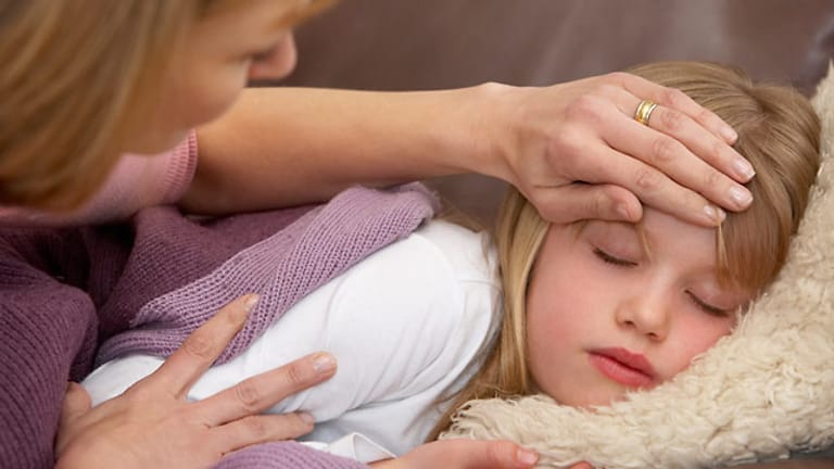 PFAPA: Wenn Kinder immer wieder hohes Fieber bekommen, handelt es sich möglicherweise um das PFAPA-Syndrom.