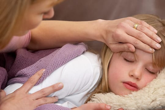 PFAPA: Wenn Kinder immer wieder hohes Fieber bekommen, handelt es sich möglicherweise um das PFAPA-Syndrom.