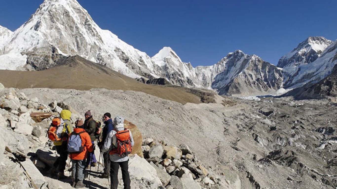 Nepal/Himalaya: Trekking-Gruppe auf dem Khumbu-Gletscher.