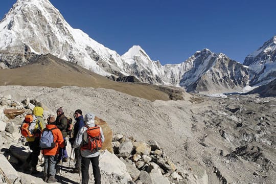 Nepal/Himalaya: Trekking-Gruppe auf dem Khumbu-Gletscher.