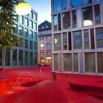 Stadtlounge heißt ein neu entstandenes Quartier in St. Gallen. Ein Bodenbelag aus Gummigranulat und rotem Teer soll die kühle Wirkung des Bankenviertels aufheben.