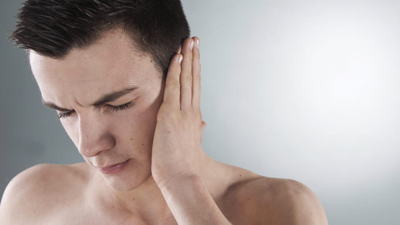 Ein Riss im Trommelfell führt zu einem hefigen und stechenden Schmerz im Ohr.