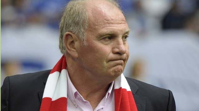 Uli Hoeneß ärgert sich über die Mannschaft.
