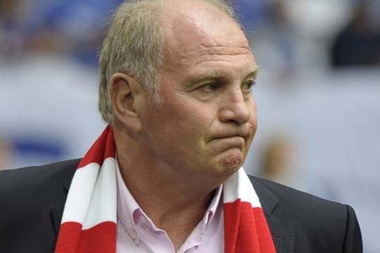 Uli Hoeneß ärgert sich über die Mannschaft.
