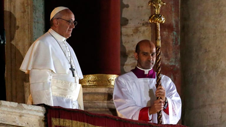 Der neu gewählte Papst Franziskus tritt vor seine Gläubigen