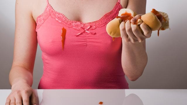 Auch bei Ketchup- oder Blutflecken muss man nicht zu Chemie greifen. Auch bei Ketchup- oder Blutflecken muss man nicht zu Chemie greifen.