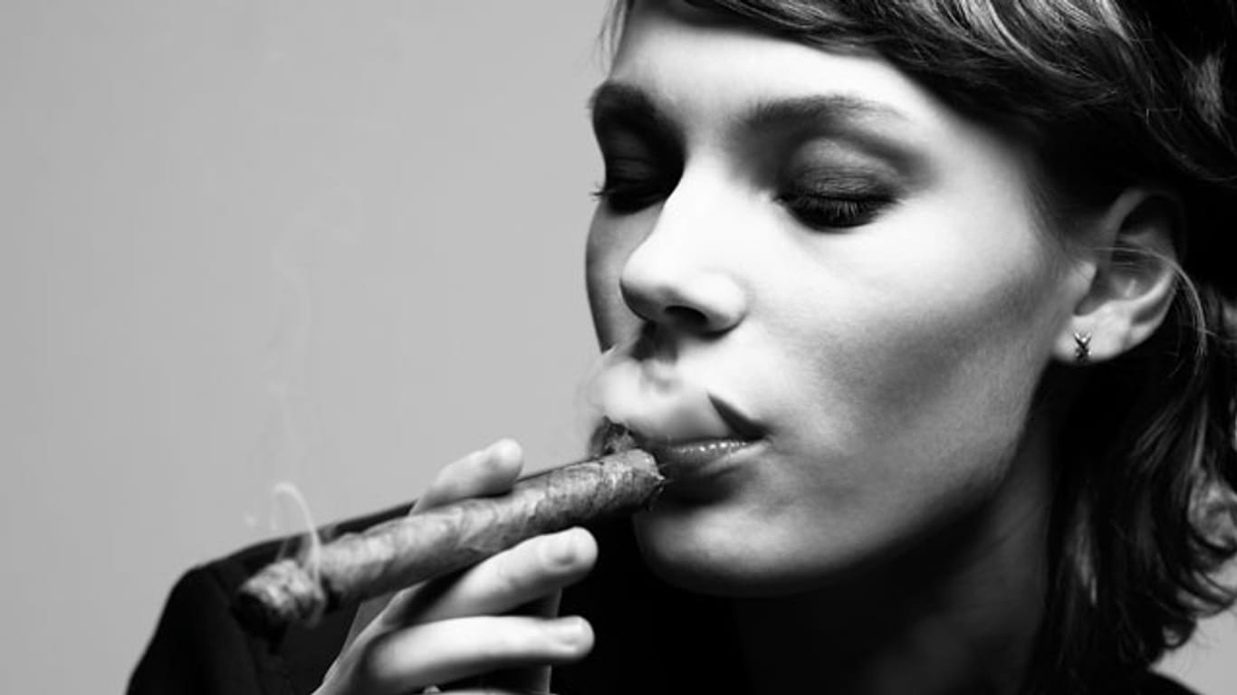 Auch Frauen gönnen sich hin und wieder mal eine Zigarre.