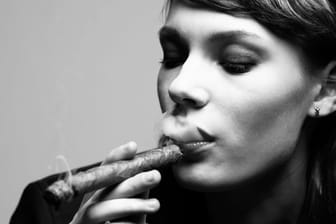 Auch Frauen gönnen sich hin und wieder mal eine Zigarre.