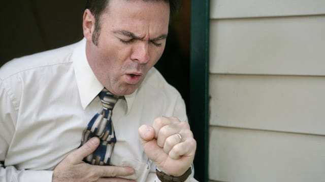 Die Lungenerkrankung COPD beginnt meist mit einer chronischen Bronchitis und führt dazu, dass Betroffene schlechter Luft bekommen und unter starkem Husten mit Auswurf leiden.