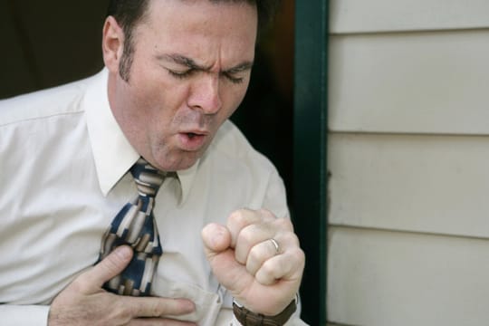 Die Lungenerkrankung COPD beginnt meist mit einer chronischen Bronchitis und führt dazu, dass Betroffene schlechter Luft bekommen und unter starkem Husten mit Auswurf leiden.