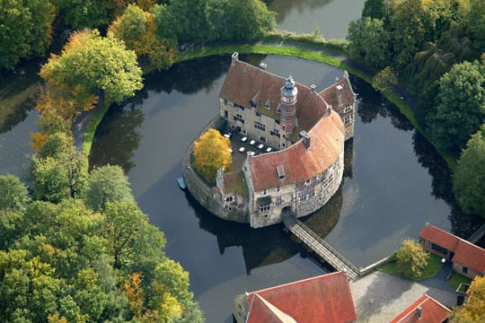 Die Burg Vischering liegt im Münsterland, Nordrhein-Westfalen.