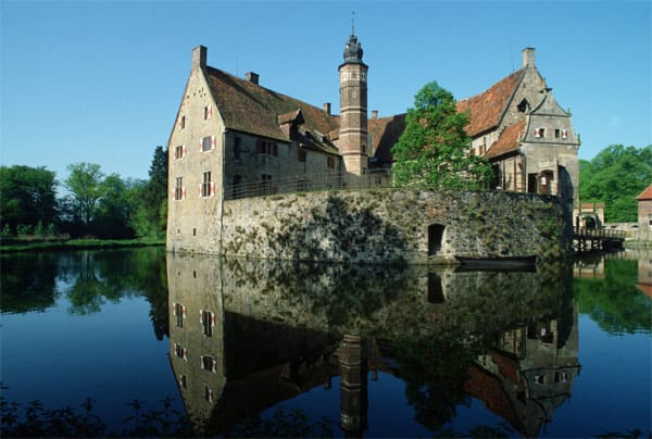 Dass Deutschland viele schöne Ecken besitzt, ist ja nicht unbedingt neu. Aber kennen Sie schon die Burg Vischering?