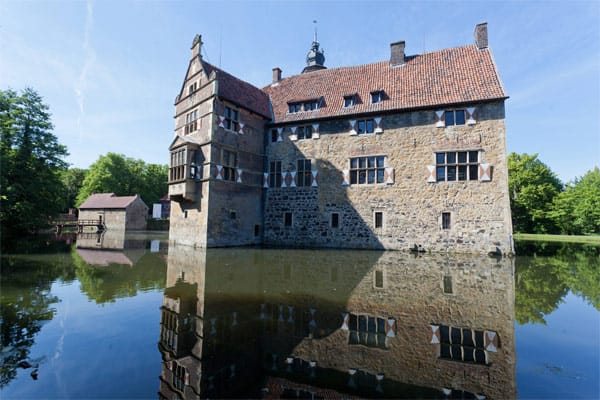 Die Burg Vischering mit ihrem Wassergraben, Wehrmauern, Toren und Zugbrücken ist eines der besten Beispiele mittelalterlicher Wehrburgen.