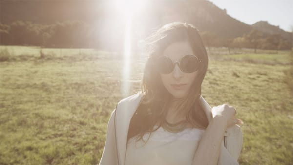 Die erdigen Töne der Kollektion passen perfekt zum sonnigen Gemüt von Sasha Spielberg. Die erdigen Töne der Kollektion passen perfekt zum sonnigen Gemüt von Sasha Spielberg.
