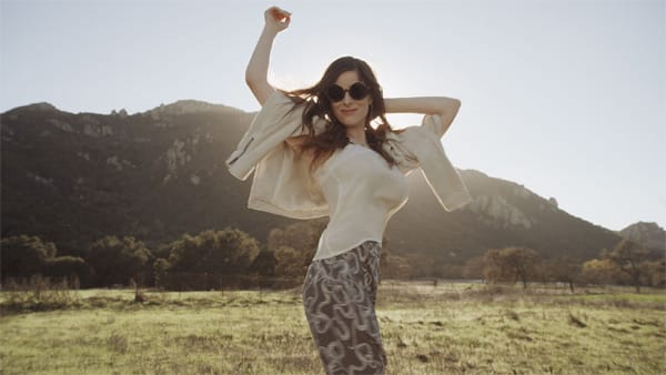 Die Tochter von Regisseur Steven Spielberg modelt jetzt. Sasha Spielberg steht für eine Kampagne von Nicole Richies Modelabel "Winter Kate & House of Harlow 1960" vor der Kamera. Die Tochter von Regisseur Steven Spielberg modelt jetzt. Sasha Spielberg steht für eine Kampagne von Nicole Richies Modelabel "Winter Kate & House of Harlow 1960" vor der Kamera.