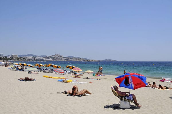 Der Playa d'en Bossa liegt unweit von Ibiza-Stadt und ist mit 2,7 Kilometern der längste zusammenhängende Strandabschnitt der Insel.