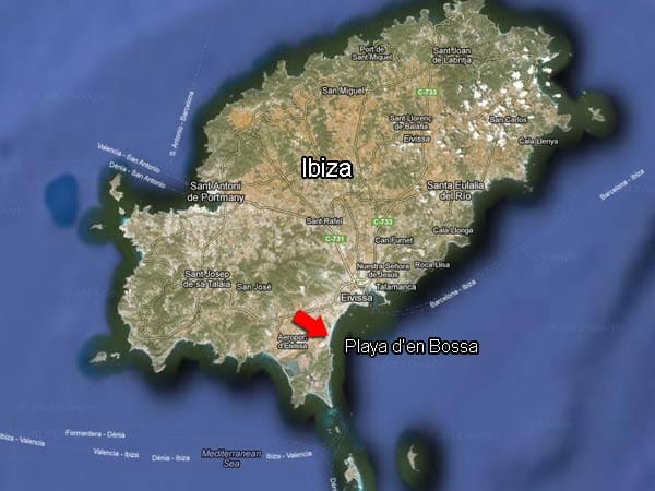 Der Strand ist unweit von Ibiza-Stadt und dem Flughafen der Insel entfernt.