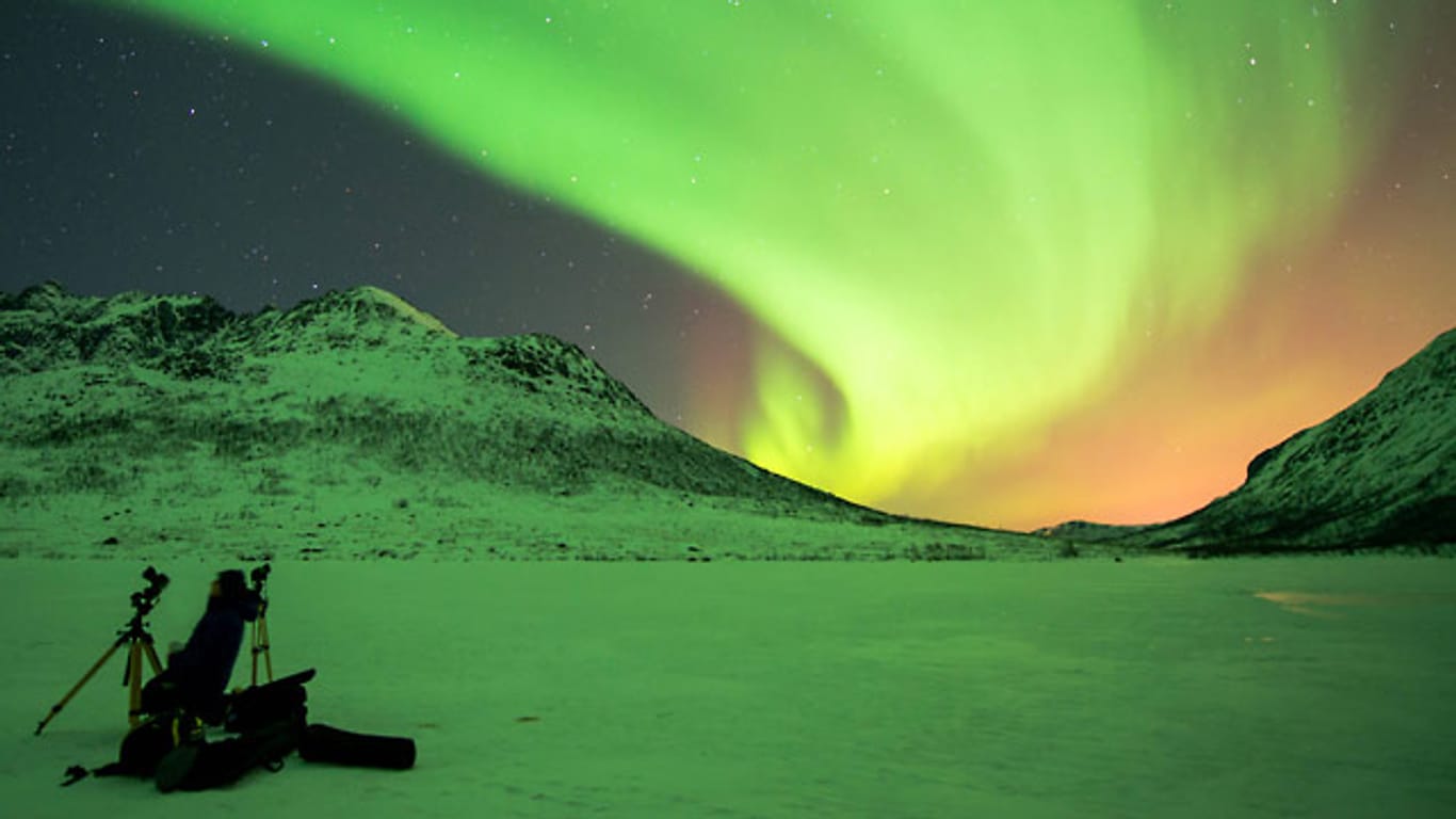 Polarlicht: Ein Crash des Partikelstroms des Sonnenwindes mit Sauerstoff-Ionen in niedrigen Höhen lässt den Himmel grün strahlen