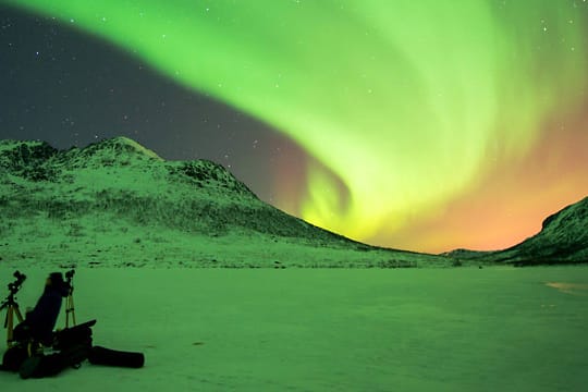 Polarlicht: Ein Crash des Partikelstroms des Sonnenwindes mit Sauerstoff-Ionen in niedrigen Höhen lässt den Himmel grün strahlen